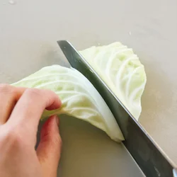 軸の太い部分は中心を切るようにすると、均一に火が通りやすくなる。