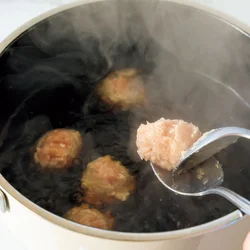 とりだんごを煮る