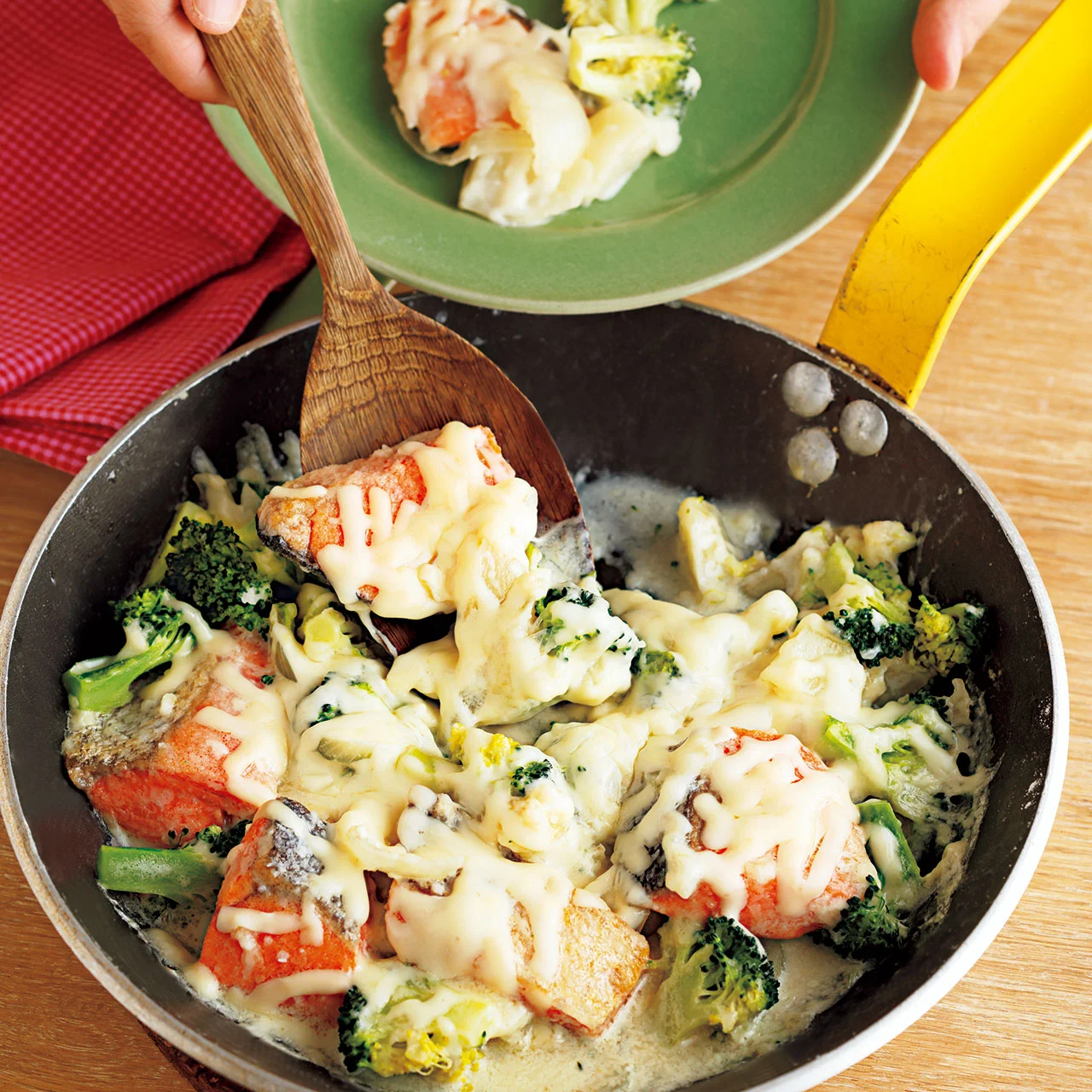 甘塩鮭とブロッコリーのフライパングラタン