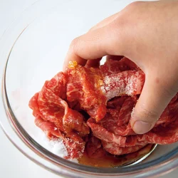 牛肉に下味をつける