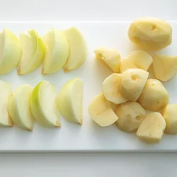 じゃがいも、玉ねぎは大きめに切る