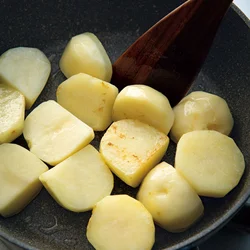 じゃがいもから炒める