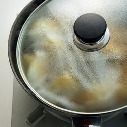 落としぶたをして煮る