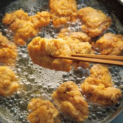 中火→強火で揚げて仕上げる