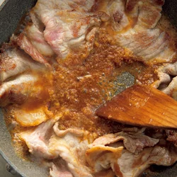 調味料を煮立ててからめる