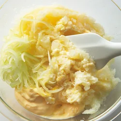 下味をつけ、マヨや具と混ぜる