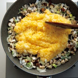 具を広げ、ご飯を入れて焼く