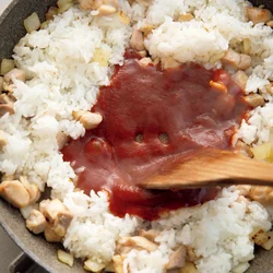 ケチャップとソースを煮立てる