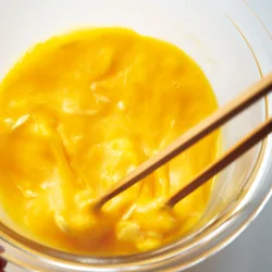 卵にマヨネーズを混ぜる