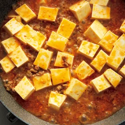 ひき肉を炒めてから豆腐を煮る
