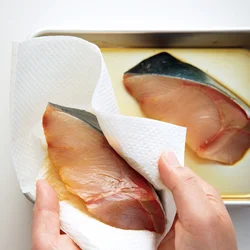 ぶりの水けを拭いて小麦粉をまぶす