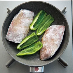 皮目をフライパンの縁に寄せて焼く