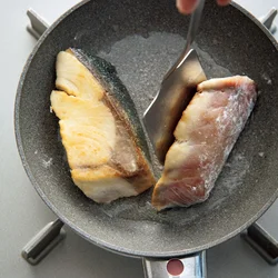 皮目もしっかり焼く：上下を返すとき、皮目を下にして立てて焼くと臭みがなくなってこうばしくなります。