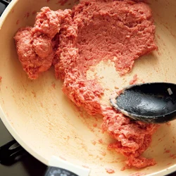 肉だねをよく混ぜる