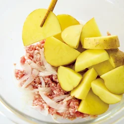 新じゃが、新玉ねぎ、ひき肉は一度にレンチン。新じゃがをかぶせることで均一に火が通り、肉もしっとりする。