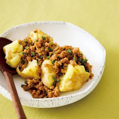 新じゃがの肉みそがけ