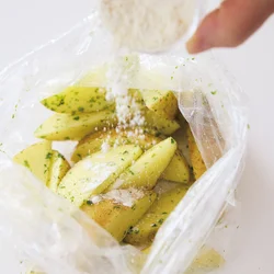 青のりを先にまぶしてから小麦粉をまぶす。こうすると小麦粉でコーティングされ、青のりが焦げて黒くならない。