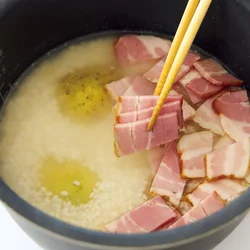 新じゃがは完全に水をかぶるように沈める。こうすると、かたくならず、ホクホクに仕上がる。