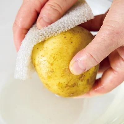 【新じゃが＆新玉MEMO】
・長期保存はNG。野菜室に入れて早く食べ切ること！：通年出回るものと違い、水分が多いので日もちしません。特に新じゃがは日に当たると発芽や緑化が進むので、野菜室で保存して。
・新じゃがは皮はむかずにそのまま調理がおすすめ！：新じゃがの皮は薄く、皮ごとおいしく食べられるのが特徴。野菜用のスポンジでよくこすり洗いして汚れを落とし、そのまま加熱を。
※芽が出ていたり、皮が緑色に変色している場合は、その部分に天然毒素であるソラニンやチャコニンが多く含まれているため、調理の際に充分に取り除きましょう。 