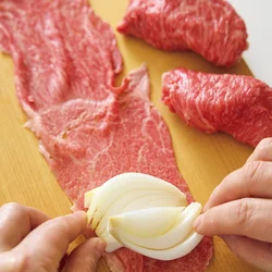 玉ねぎは2切れの切り口が向かい合うように重ね、牛肉でしっかりと包む。こうすると、火の通りが均一になる。