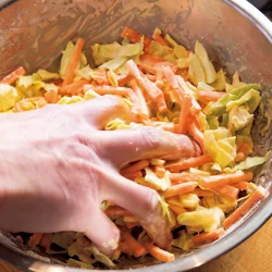 少し粘りが出て、手にくっつくくらいがころもの目安。このくらいにならないようなら、冷水や小麦粉を少量ずつ加えて調整を。