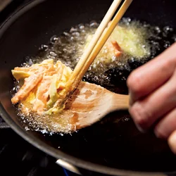 しゃもじにのせ、油の中に滑らせるように入れる。