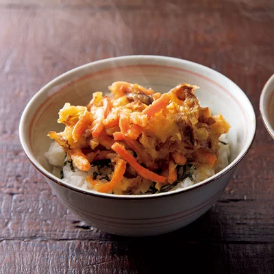 【おまけの天丼】
［材料(2人分)と作り方］
１：鍋にだし汁1カップ、しょうゆ、みりん各大さじ1と1/2、砂糖大さじ1を入れ、中火にかける。煮立ったらにんじんとキャベツのかき揚げ4～6個を入れ、さっと煮る。
２：どんぶりに温かいご飯適量をよそい、刻みのり適量を散らして１をのせる。