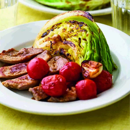 キャベツと豚肉のステーキ ミニトマトソース