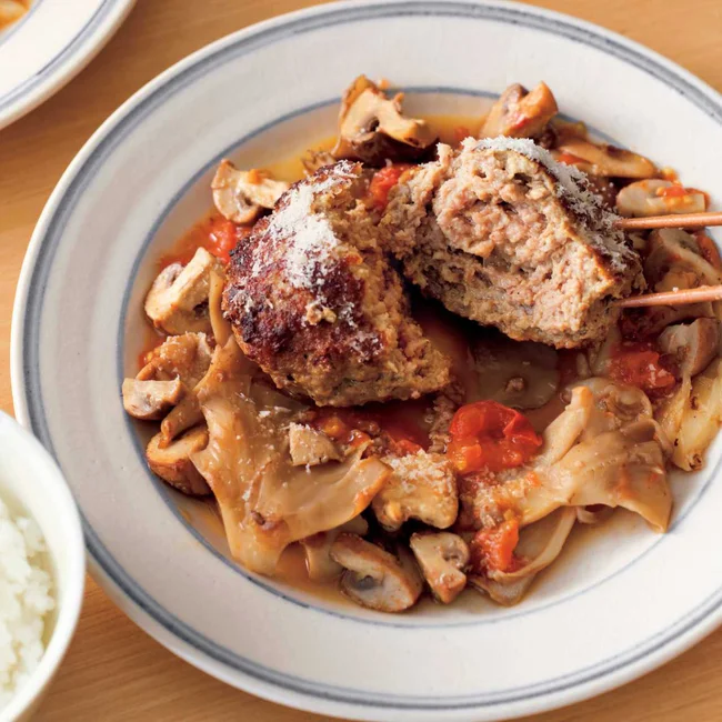 たっぷりきのこの煮込みハンバーグ