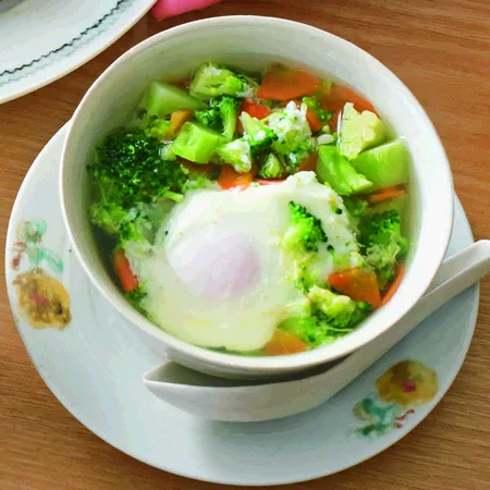 ブロッコリーと落とし卵のスープ