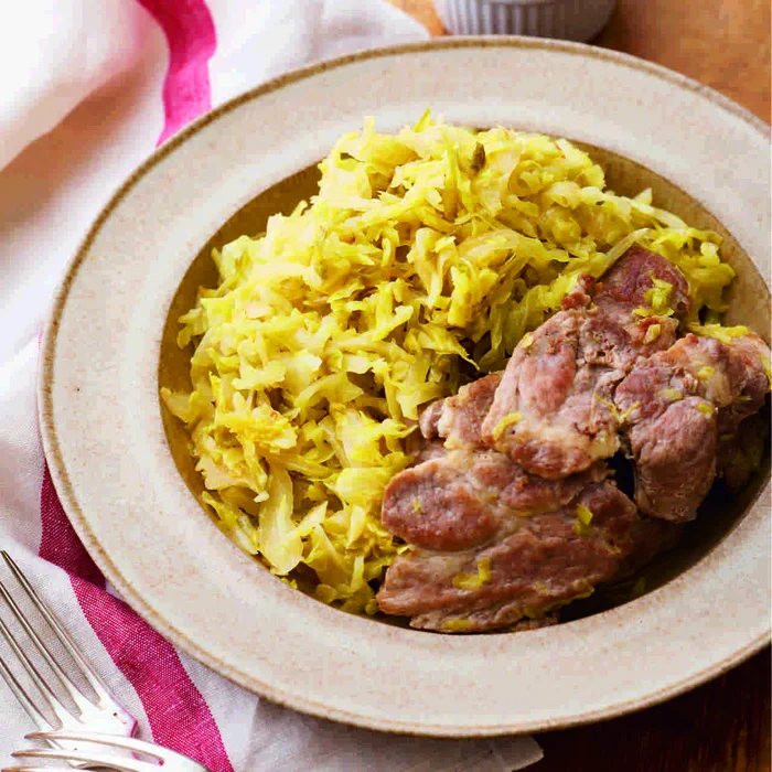キャベツと豚肉のザワークラウト風煮込み