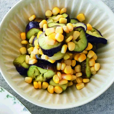 なすとコーンのレンジ蒸しサラダ