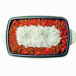 具を端に寄せてご飯を広げ、卵用のくぼみを作ります