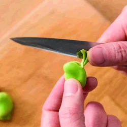 そら豆の薄皮は、まず、包丁で黒い筋の部分を切り取り、そこから引っ張るとむきやすい。