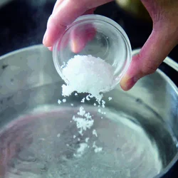 湯に塩を入れる