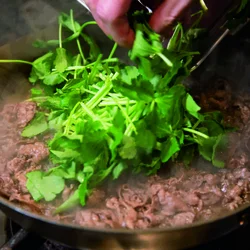 香りのものは最後に加えて、風味を残す。