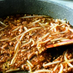 調味料を加えたらすぐに混ぜ合わせ、とろみが均一につくようにする。