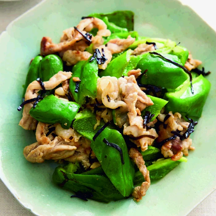 ピーマンと豚こまの塩昆布炒め