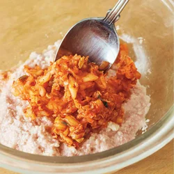 発酵食品であるキムチをあんにプラス。腸活効果がアップし、味つけにもなる。
