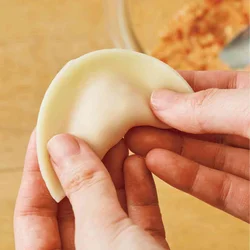餃子の皮は半分に折ってから左右の端をくっつける。