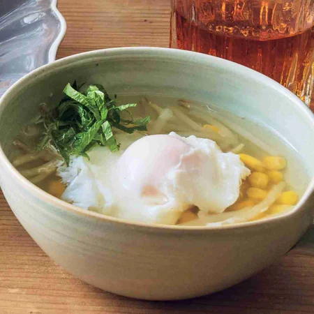 コーンともやしの落とし卵スープ