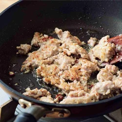 ひき肉はほぐし過ぎないようにして、食べごたえを出して。こんがり焼きつけるのもおいしさのポイントに。