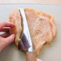 とり肉は厚みを均一にしておくと、加熱むらがなく、しっとりと仕上がる。