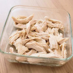 レンチンした際に出た蒸し汁をからめておくと、肉がしっとりとしてパサつかない。