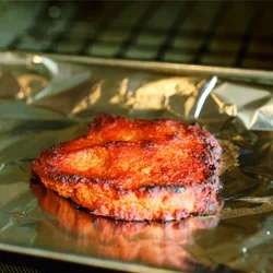 みそは焼くことでこうばしくなり、冷や汁のコクが増す。オーブントースターによって焼け具合が異なるので、写真のような焼き色を目安にして焼く。