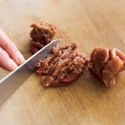 梅干しはたたいて加えると、具によくなじみ、塩味と酸味が程よい調味料になる。