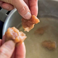 梅干しは果肉をちぎって加えることで具にもだしにもなる。