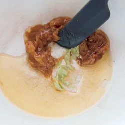 梅干し、わさび、ごま油をよく混ぜ合わせてあえごろもに。あじのうまみを生かしつつ、臭みを抑えられる。