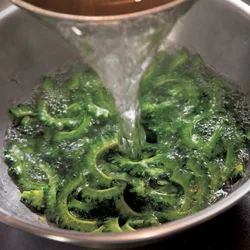 ゴーヤーに熱湯をかけておくと苦みがやわらぐ。