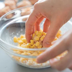 コーンに片栗粉をまぶしてあんにつけると、片栗粉が皮の代わりになってぷるんと仕上がる。